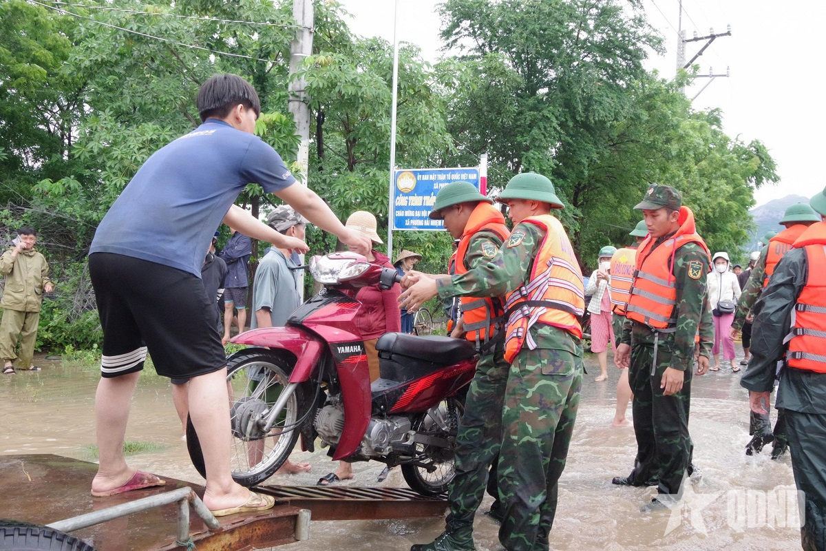 Lực lượng vũ trang xung kích giúp dân